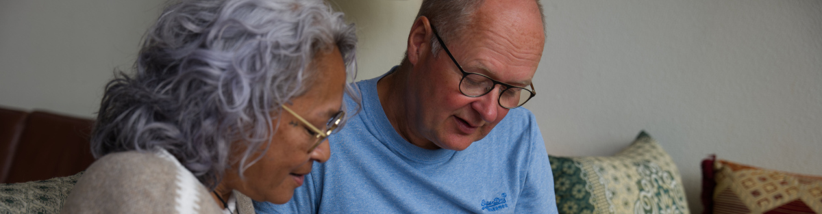 Erik Wals praat op een vriendelijke manier met een cliënt over persoonlijke financiën